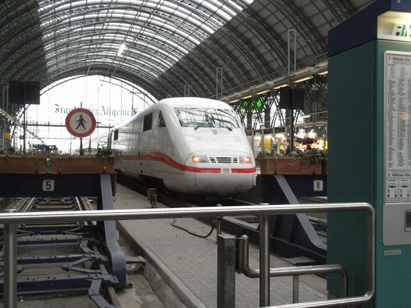 Ein ICE 1 wartet in Frankfurt/Main auf die Weiterfahrt.