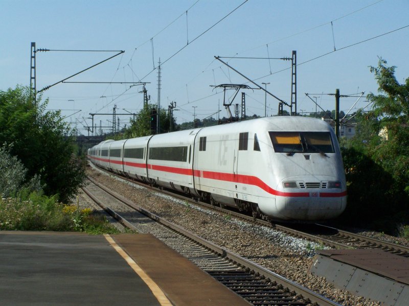 Ein ICE-1 Zug durchfhrt den Bahnhof Stuttgart-Untertrkheim am 26.Juli 2007. Der Zug kam aus richtung Mnchen Hbf und wird bald in Stuttgart Hbf ankommen. 