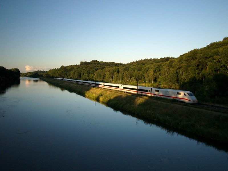 Ein ICE 1 Zug fhrt abends zwischen Neuoffingen und Gnzburg der Donau entlang. 07.07.2008.