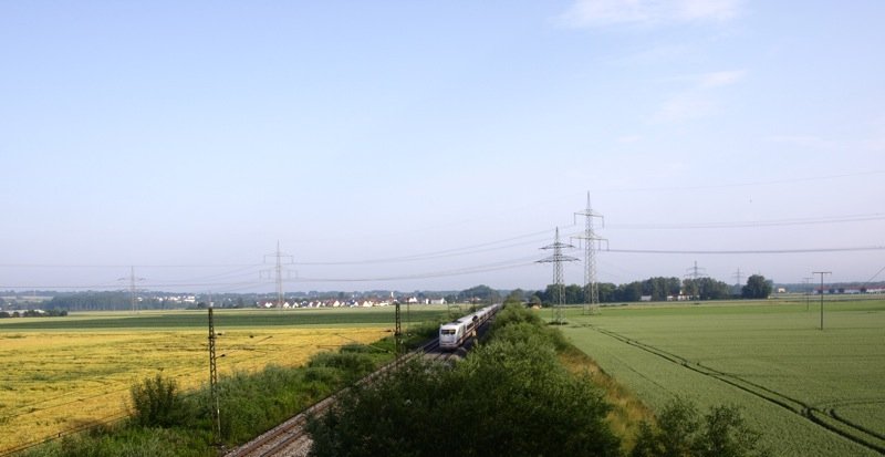 Ein ICE 1 Zug macht sich morgens auf in Richtung Berlin Ostbahnhof. Hier zwischen Mindelaltheim und Offingen. Im Hintergrund Offingen. 25.06.2008.
