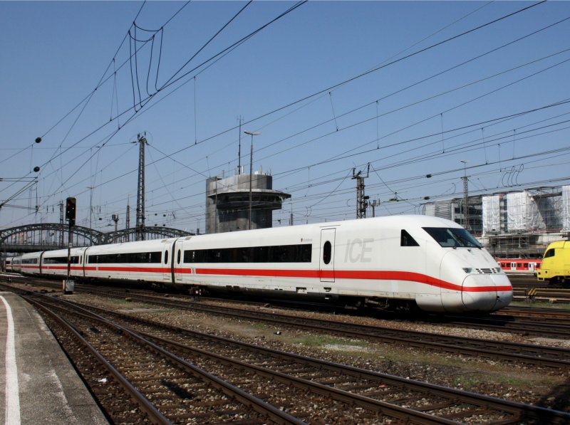 Ein ICE 2 am 13.04.2009 bei der Einfahrt in den Mnchner Hbf. 