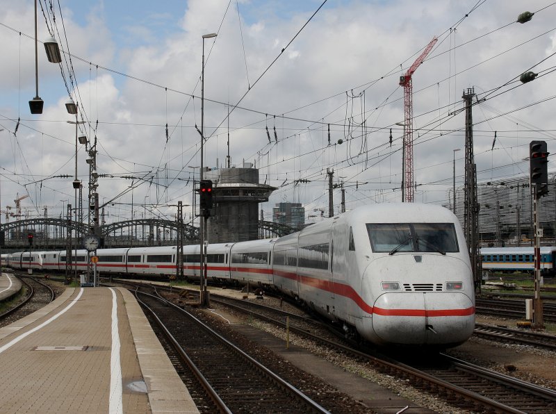 Ein ICE 2 am 16.05.2009 bei der Ausfahrt aus dem M�nchner Hbf.