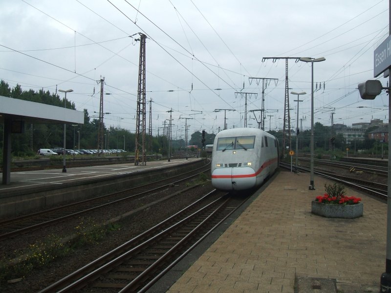 Ein ICE 2 aus Berlin Ostbahnhof erreicht Essen Hbf.(08.08.2007)