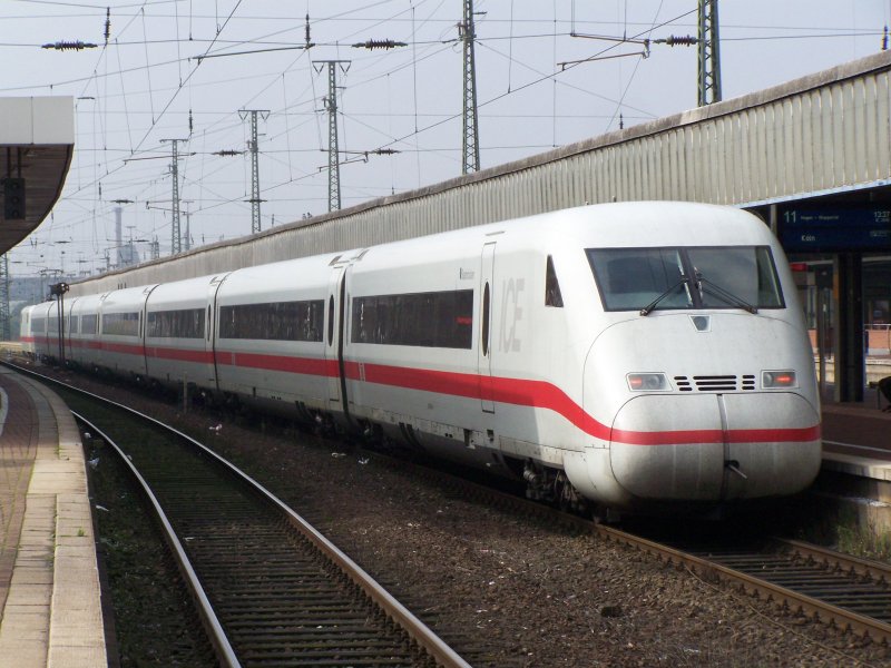 Ein ICE-2 im Bahnhof Dortmund Hbf. Dieser ICE fuhr von Berlin-Ostbahnhof nach Kln/Bonn-Flughafen. Aufgenommen beim Zwischenhalt in Bahnhof Dortmund Hbf am 4.Oktober 2007. Nchster Halt war Bochum.