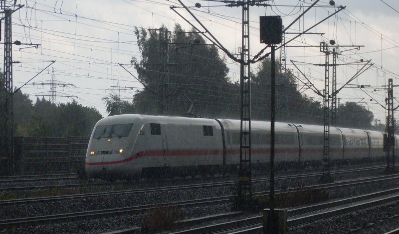 Ein ICE 2 bei starkem regen in Hamburg Harburg