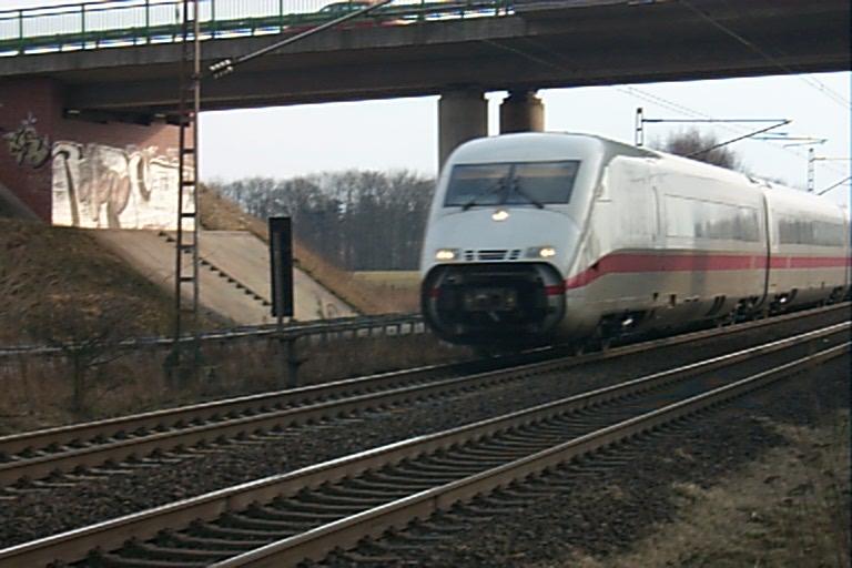 Ein ICE 2 (BR 402) fhrt am 14.3.05 mit offener Bugklappe am Steuerwagen im planmigen Einsatz nach Bremen.
Hier unterquert er gerade die neue Strae zwischen Drakenburg und Holtorf.