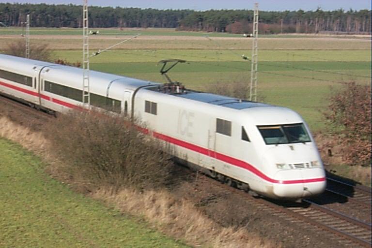 Ein ICE 2 (BR 402) am sonnigen Nachmittag des 20.3.05 bei Habergen...vor Nienburg (Weser).