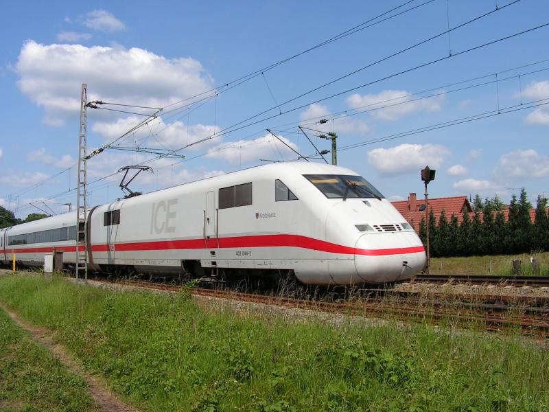 Ein ICE 2 (BR 402) mit dem Taufnamen ?Koblenz? ist am sonnigen Nachmittag des 9.6.05 von Bremen nach Hannover unterwegs.