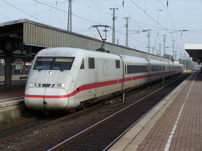 Ein ICE-2 (Br.402) im Bahnhof Dortmund Hbf. Dieser Zug fuhr von Berlin-Ostbahnhof nach Kln/Bonn-Flughafen. Aufgenommen am 4.Oktober 2007 in Dortmund.