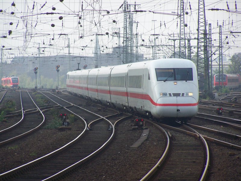 Ein ICE-2 (Br.402) bei der Einfahrt in den Bahnhof Dortmund Hbf. Dieser Zug fuhr von Kln/Bonn-Flughafen nach Berlin-Ostbahnhof.
Aufgenommen am 4.Oktober 2007 im Gleisvorfeld des Bahnhofes Dortmund Hbf.