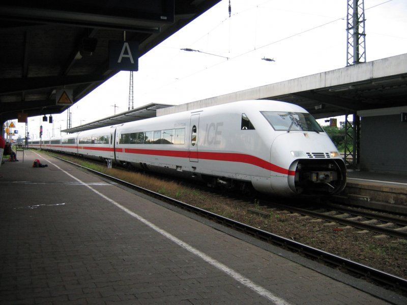 Ein ICE 2 fhrt in Hamm (Westf) ein und koppelt dann an den schon im Bahnhof stehenden ICE dran