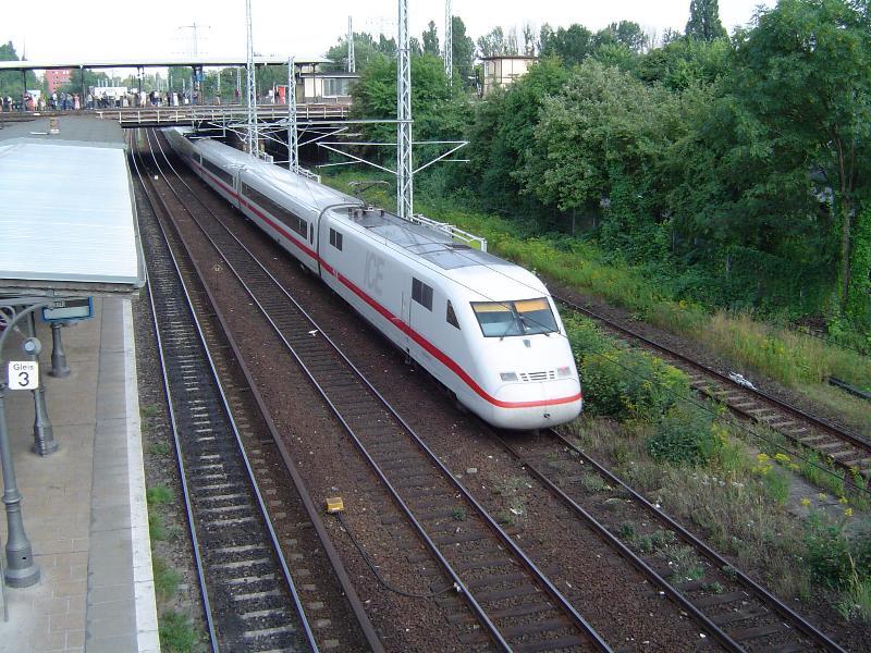 Ein ICE 2 Ganzzug (BR 402) durchfhrt hier gerade den Berliner S-Bahnhof Ostkreuz in Richtung Betriebsbahnhof. Links ist das Gleis der S3 Richtung Erkner zu sehen und direkt daneben die beiden Fernbahngleise. (4.08.03)