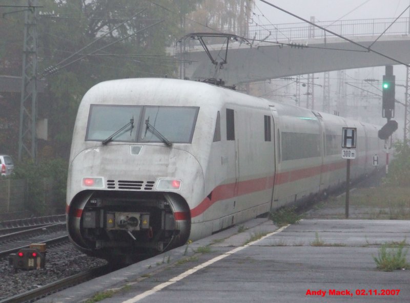 Ein ICE 2 mit offener Schakuklappe verschwindet im Nieselregen in Richtung Hagen (Wuppertal-Oberbarmen, 02.11.2007)