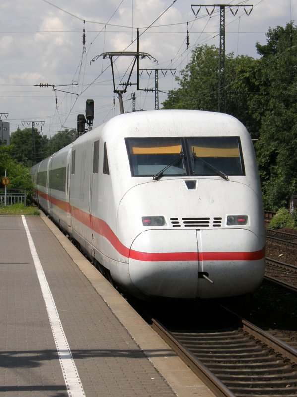 Ein ICE 2 Triebkopf schiebt seinen Zug in Richtung Kln Hbf durch Kln Sd am 14.07.2008.