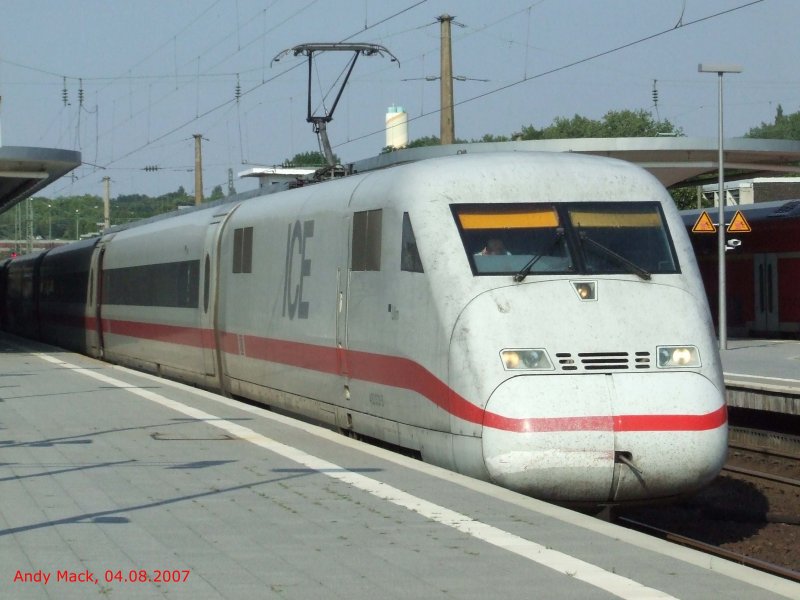 Ein ICE 2 wartet in Bochum Hbf auf seine Abfahrt (04.08.2007)