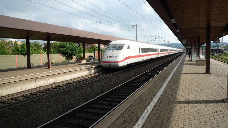 Ein ICE 2 Zug fhrt in Gttingen ein. Das Ziel ist Mnchen u.a. ber Fulda und Wrzburg.