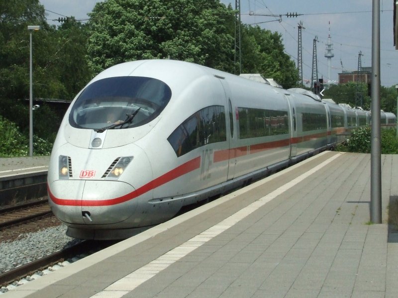 Ein ICE 3 (403) fhrt in Richtung Essen in den Bochumer Hauptbahnhof ein. (23.06.2008)