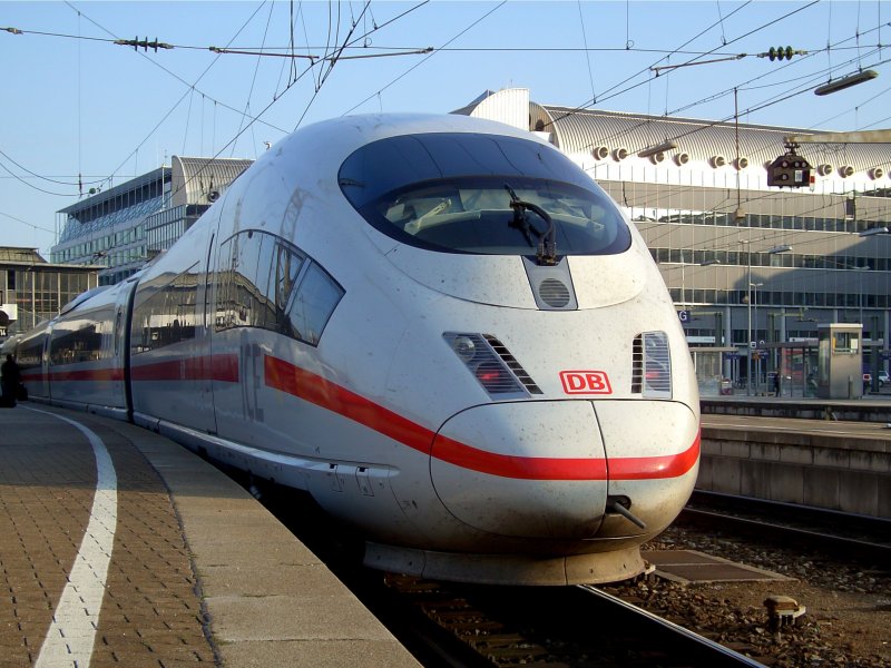 Ein ICE 3 am 08.11.2008 auf Gleis 17 in Mnchen Hbf. 