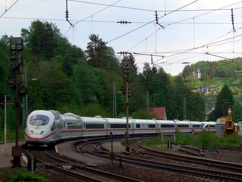 Ein ICE 3 am 13.05.2008 bei der Durchfahrt in Heilgenbrcken 