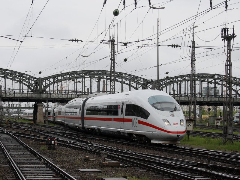 Ein ICE 3 am 16.05.2009 bei der Einfahrt in den Mnchner Hbf. 