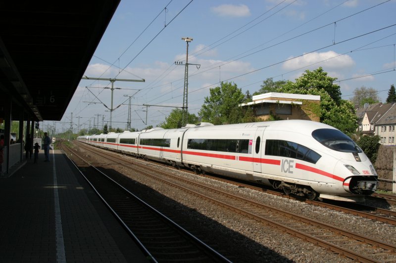 Ein ICE 3 am 19.4.09 bei der durchfahrt des Bahnhofs Duisburg-Groenbaum