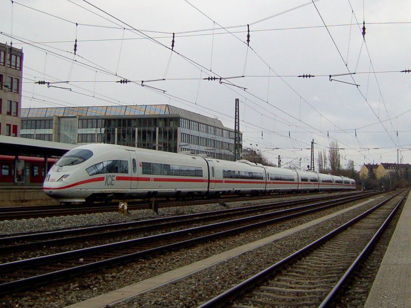 Ein ICE 3 am 23.03.2008 bei der Durchfahrt am Heimeranplatz (M�nchen). 