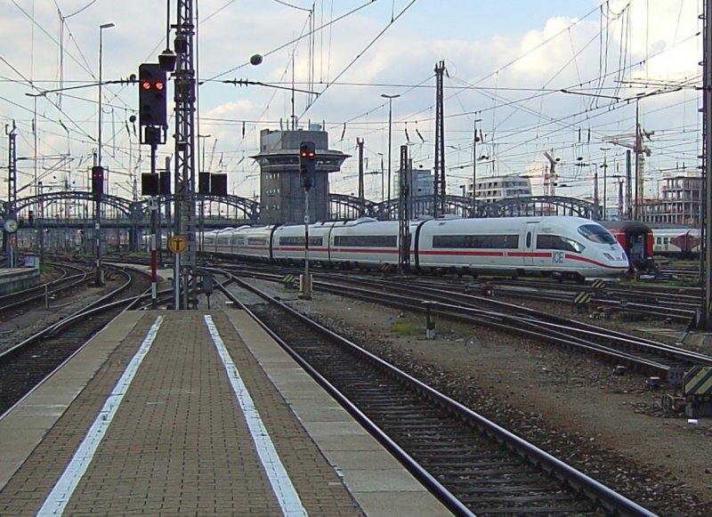 Ein ICE 3 am 31.10.2007 bei der Einfahrt in Mnchen HBF. 