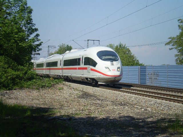 Ein ICE 3 auf der fahrt nach Kln durchfhrt Freiburg St.Georgen.