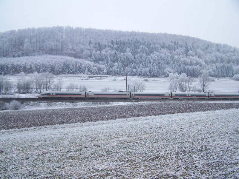 Ein ICE-3 auf der Fahrt von Dortmund Hbf nach Mnchen Hbf. Hier bei Lonsee am 27.Dezember 2007.