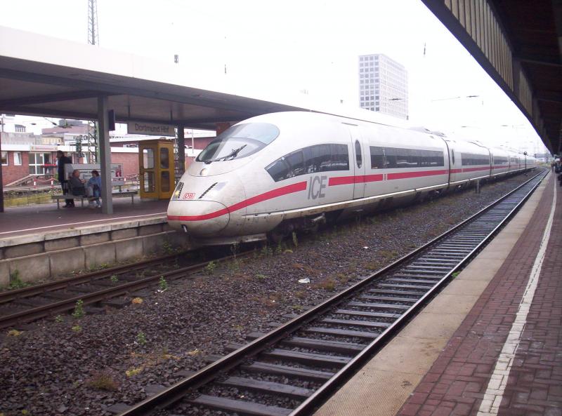 Ein ICE 3 aus Essen steht nach der Ankunft in Dortmund Hbf und wartet auf die Weiterfahrt Richtung Abstellgleis. 22.07.2005