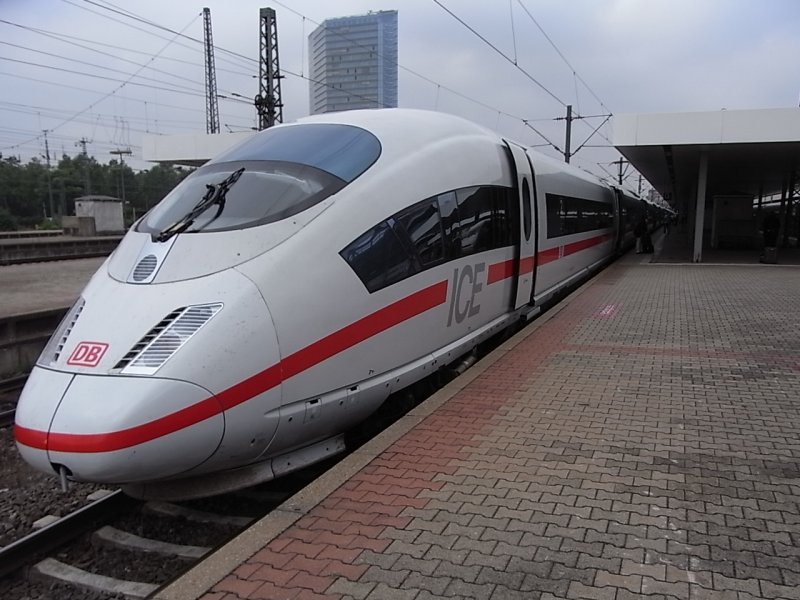Ein ICE-3 der Baureihe 403 wartet in Mannheim auf die Weiterfahrt.
