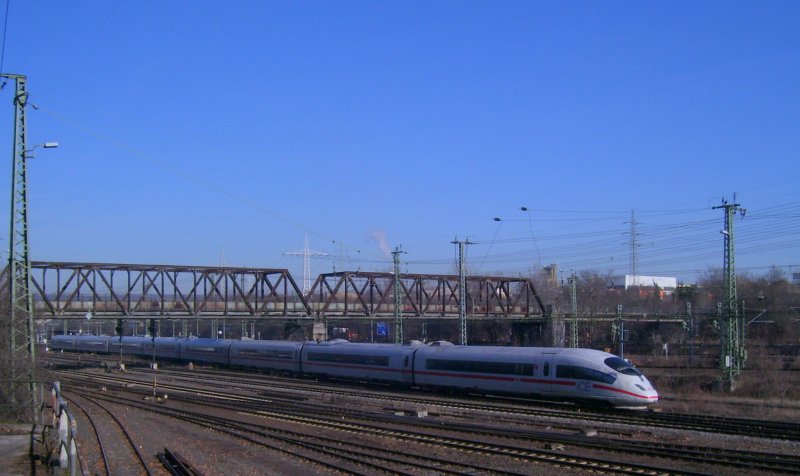 Ein ICE 3 bei der Durchfahrt in Wiesbaden Ost; 08.02.2008