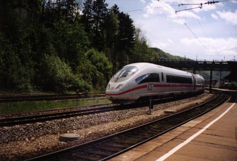 Ein ICE 3 bei der Durchfahrt in Geislingen/Steige am 1. Mai 2003