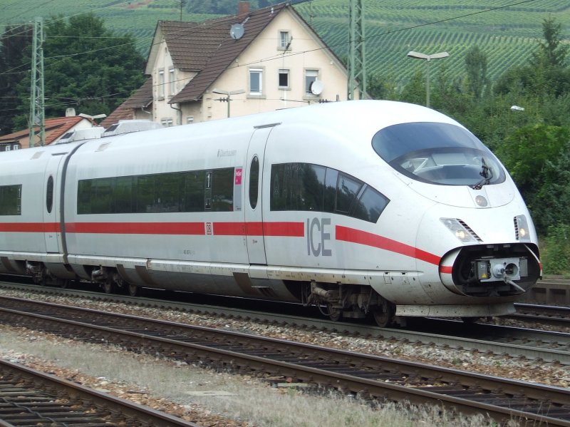 Ein ICE 3 durchfhrt Efringen-Kirchen in Richtung Basel am 28.08.2008.