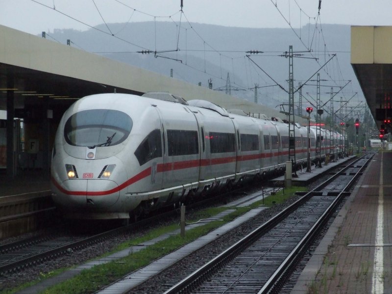 Ein ICE 3 fhrt aus Basel SBB Richtung Amsterdam im Basler Bad. Bahnhof ein. (03.07.2007)
