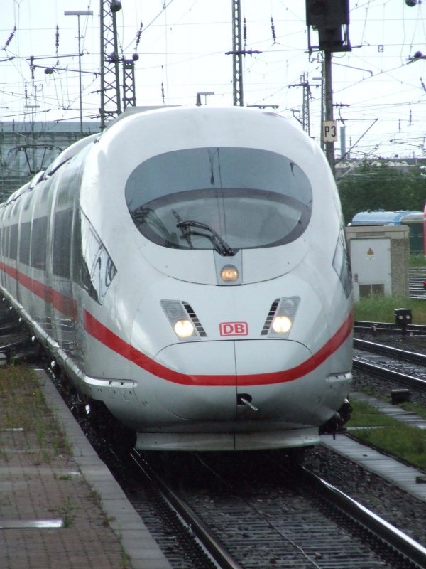 Ein ICE 3 fhrt aus Richtung Offenburg in den Basel Badischen Bahnhof ein. (03.07.2007)