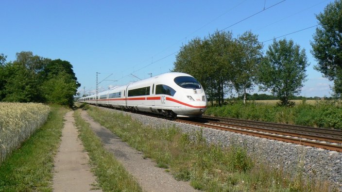 Ein ICE 3 fhrt bei Forcheim von Basel kommend Richtung Karlsruhe.