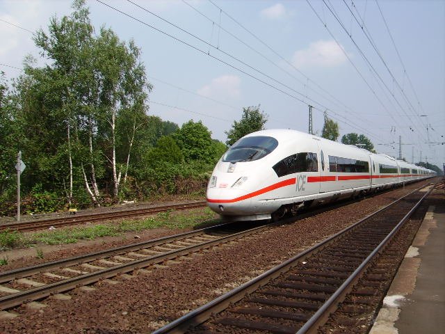 Ein ICE 3 in Maintal Bhf bei strahlenden Sonnenschein. 