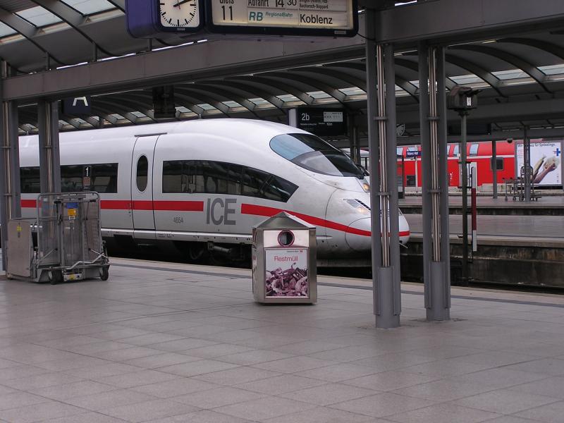 Ein ICE 3 im Mainzer Bahnhof! Dieses Bild entstand aus einer RB, die auf Gleis 11 stand!