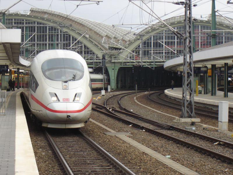 Ein ICE 3 mal wieder im Bahnhof Berlin Ostbahnhof. 19.02.2006