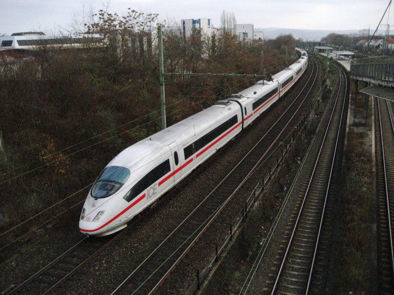 Ein ICE 3, mit dem Ziel Dortmund, durchfhrt am 26.12.2006 den S-Bahnhof Stuttgart Nord.