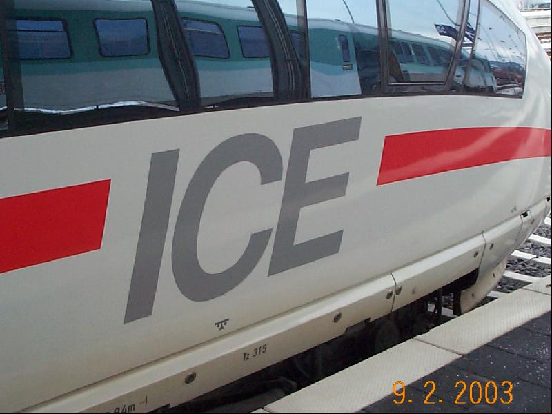 Ein ICE-3 in Montabaur auf Gleis 4. Er wartet auf seine Abfahrt nach Kln.