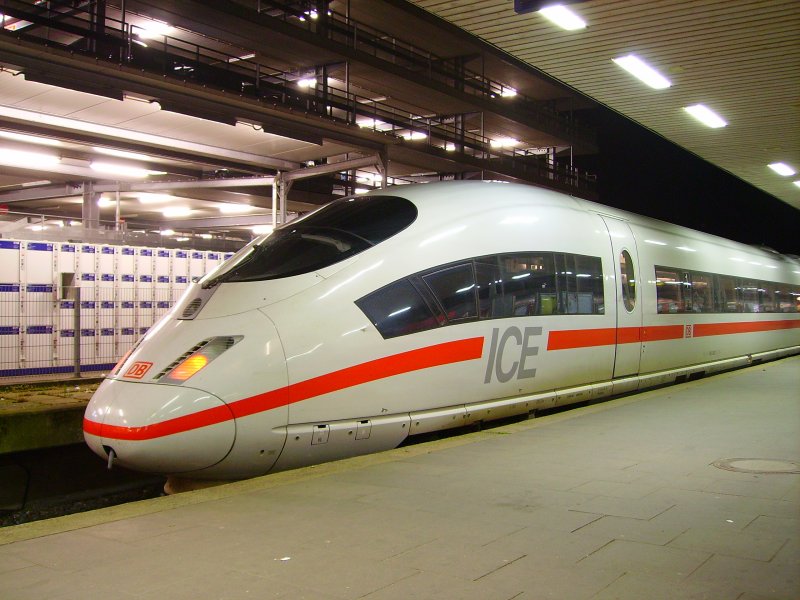 Ein ICE 3 nach der Ankunft in Hamburg-Altona gegen ca. 00.35 Uhr am 13.04.08