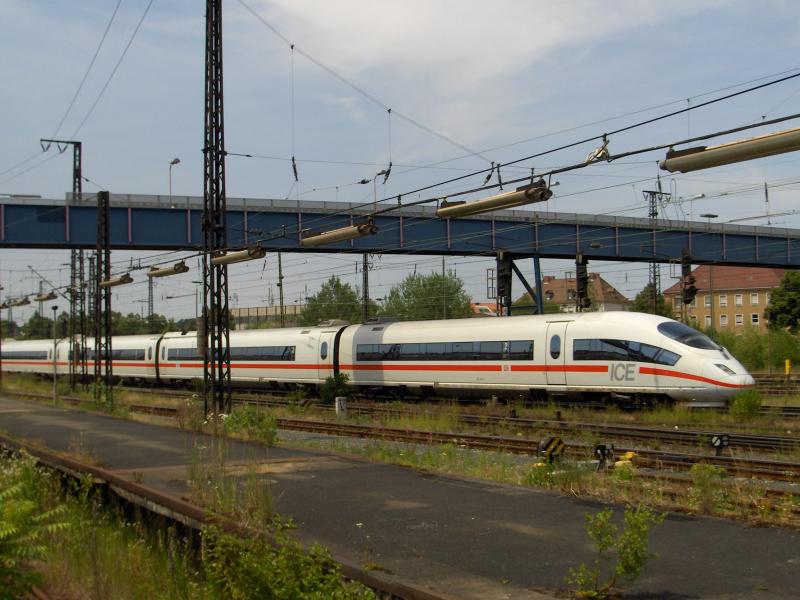 Ein ICE 3 nach Nrnberg kommt am 28.06.2005 in Ashaffenburg Hbf an.