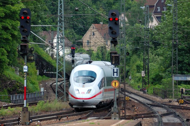 Ein ICE 3Pärchen fädelt in Geislingen aus der Steige aus Bahnbilder.de
