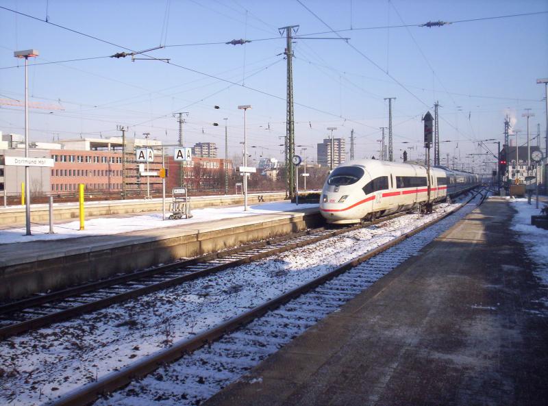 Ein ICE 3 (RB 403) bei der Einfahrt in Dortmund Hbf. 29.01.2006