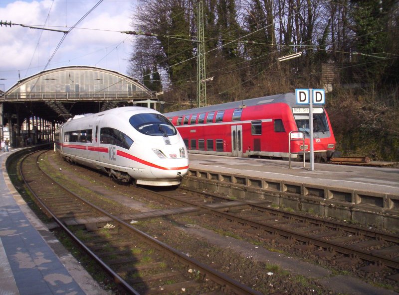 Ein ICE 3 und der RE 9 im Aachener Hbf. Mitte Sommer 2006