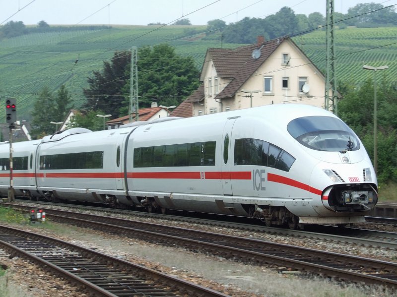 Ein ICE 3 in Richtung Basel durchfhrt Efringen-Kirchen am 28.08.2008.