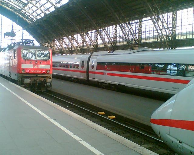 Ein ICE 3 Richtung Basel SBB und eine RB auf dem gleichen Gleis 