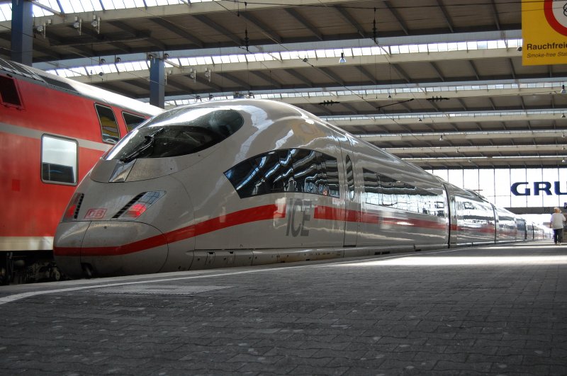 Ein ICE-3-Triebzug stand am 15.08.07 im Mnchener HBF.